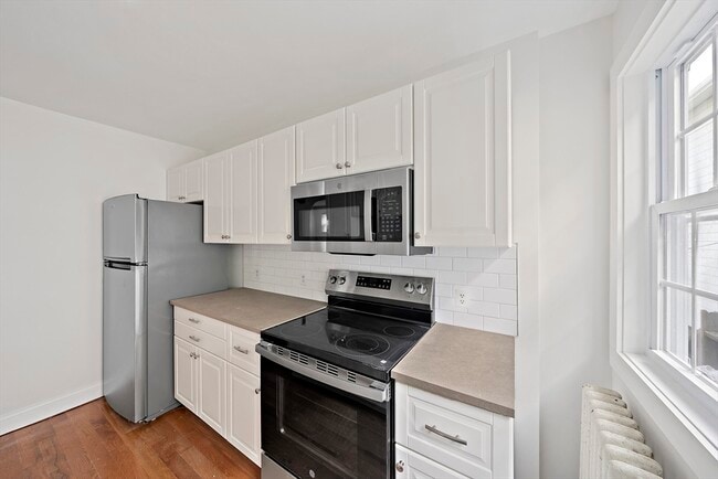 Building Photo - 479 Newport Ave