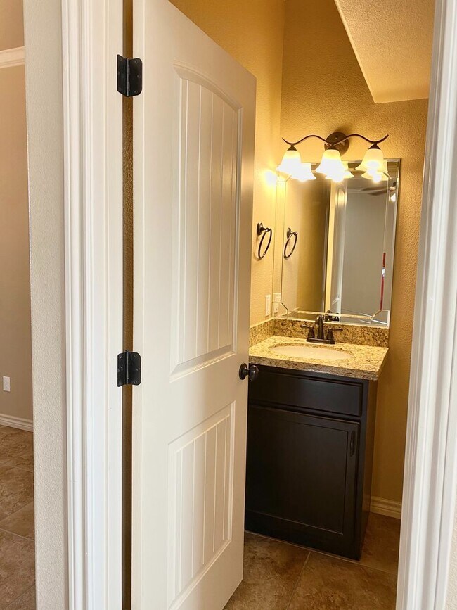 Foto del edificio - COMING SOON!! Two story townhome