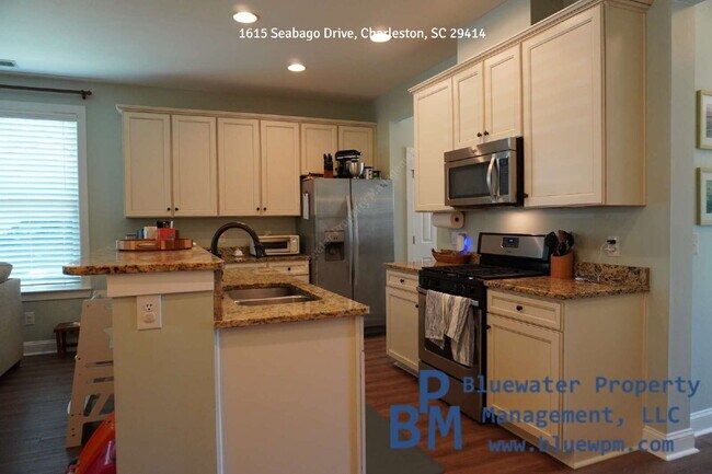 Foto del edificio - Charming 3-Bed Oasis with Granite Touches & Hardwood Flooring in Charleston!
