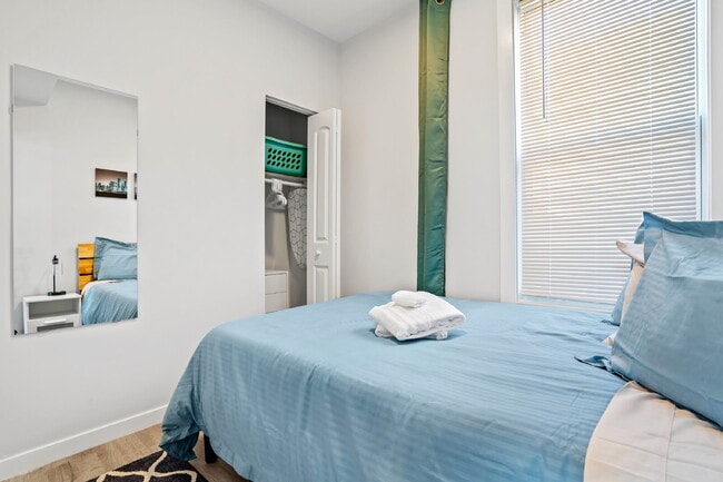 Building Photo - Urban Living: Spacious 2-Bedroom Haven in the Heart of Chicago!