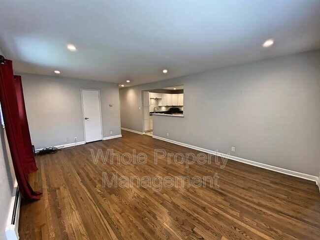 Building Photo - 944 Van Gordon St
