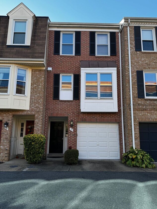 Primary Photo - Beautiful 3 Level Townhouse In An Excellen...