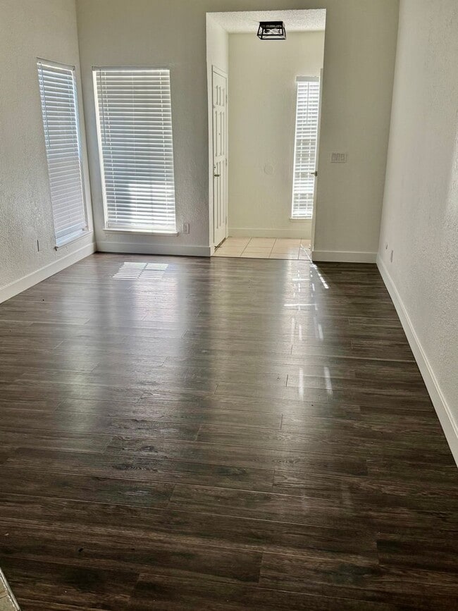 Foto del edificio - LARKSPUR 2431-2433