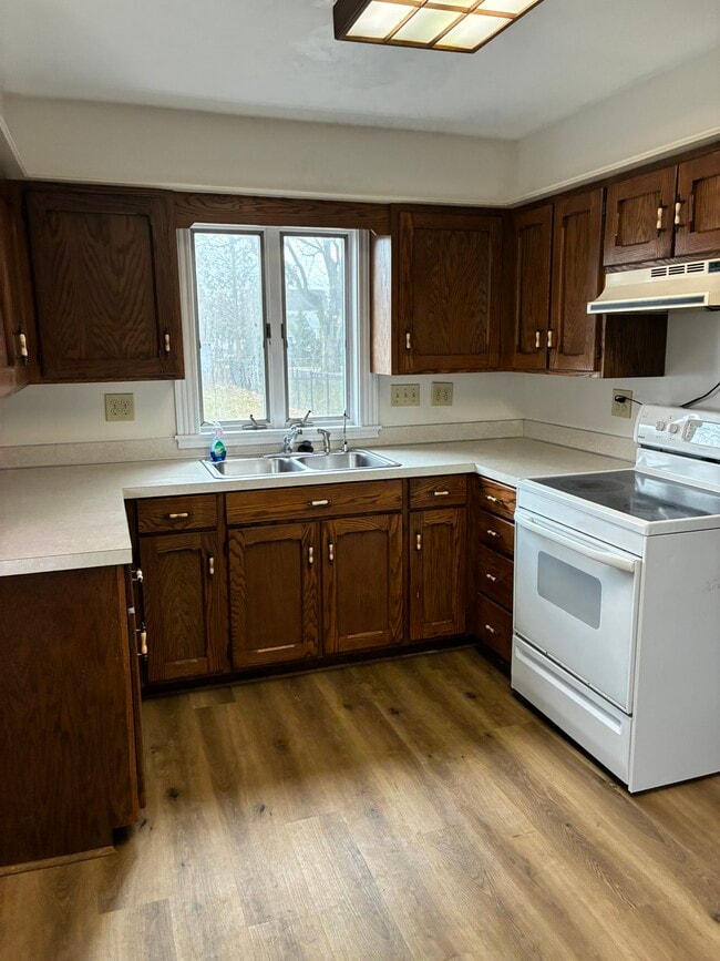 Building Photo - 639 Cherry St