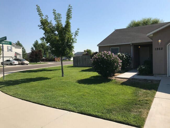Foto del edificio - 3 bed/ 2 bath... 2 car garage... Single Level...In the Meadowbrook Subdivision.