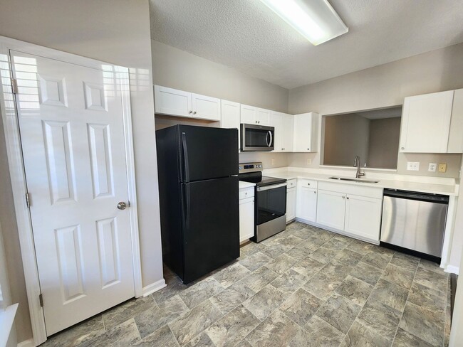 Foto del edificio - 2 Bedroom Townhome in Matthews!!