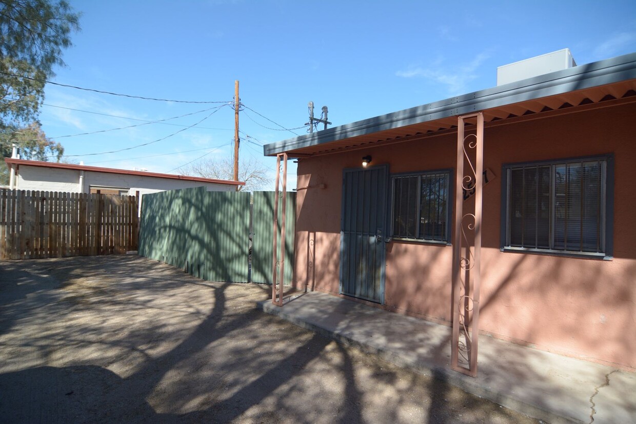 Primary Photo - Charming 1 Bedroom 1 Bath Duplex! Great Ce...