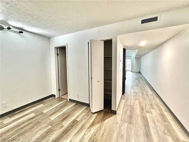 Foto del edificio - 1900 Grove Ct