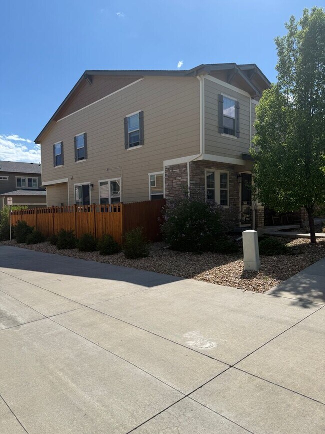 Building Photo - Luxury & Convenience with modern upgrades ...