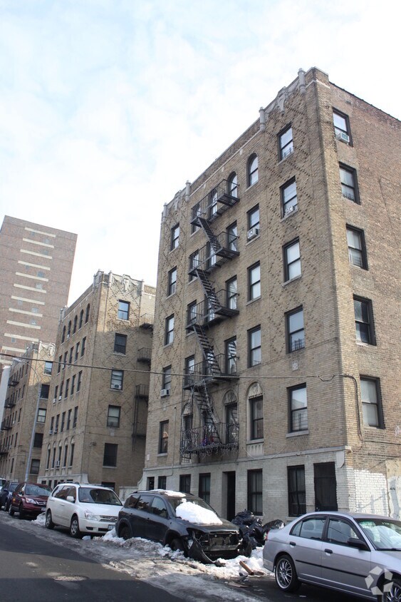 Foto del edificio - 2120 Tiebout Ave