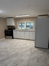 Building Photo - 10 Lakeview Dr