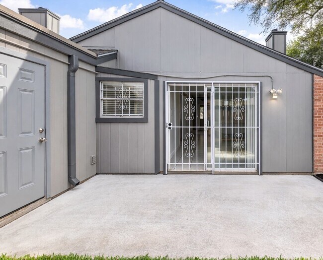 Foto del edificio - 5815 Village Forest Ct