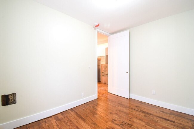 Building Photo - 566 Williams Ave