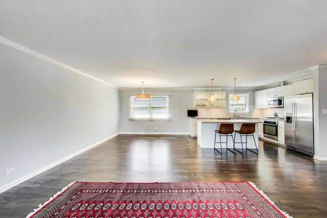 Building Photo - 921 Walnut Dr