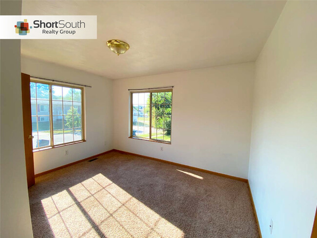 Building Photo - 4Bed/2Bath $1700/mth, FREE 50" NEW FLAT SC...