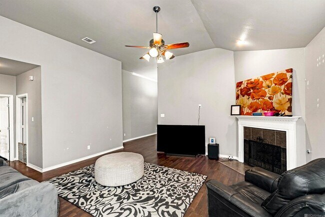 Foto del edificio - 23592 Country Manor Ave