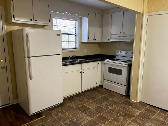 Foto del edificio - 2 Bedroom one bath Apartment close to VSU!