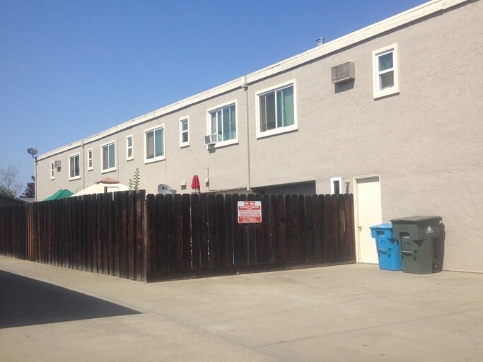 Foto del edificio - 8205 Wren Ave