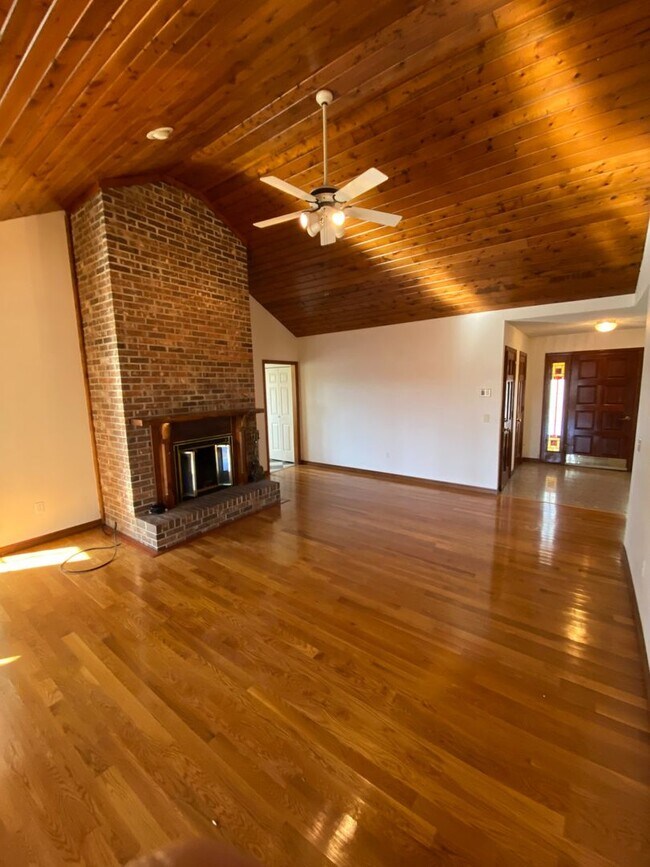 Building Photo - 2 Bed 2 Bath Home in Whites Creek. 20 minu...