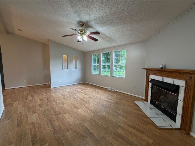 Foto del edificio - 3 Bed/2 Bath Home on large lot