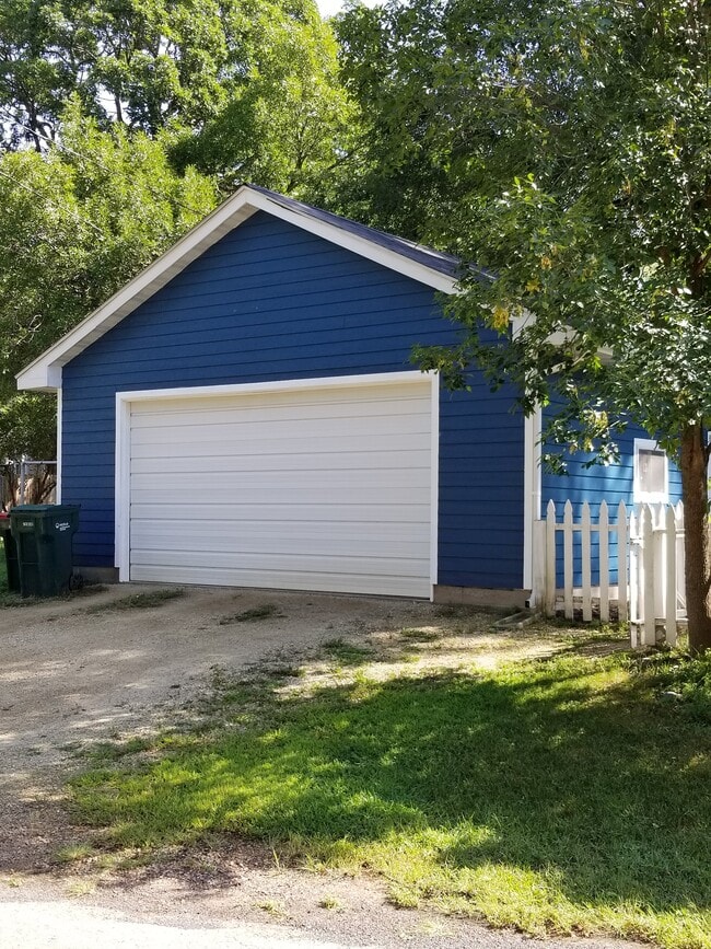 Garage 2 plus - 1403 2nd St