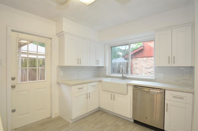 Building Photo - 2822 River Birch Dr