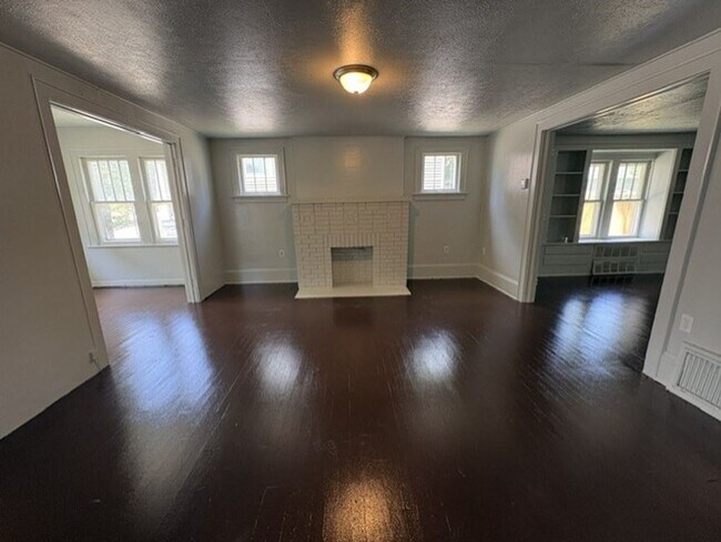 Foto del edificio - Spacious Akron Single-Family Home with Front Porch, Dining Room, Fireplace & Backyard!