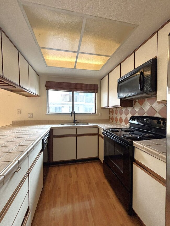 Building Photo - Beautiful Spacious Condo