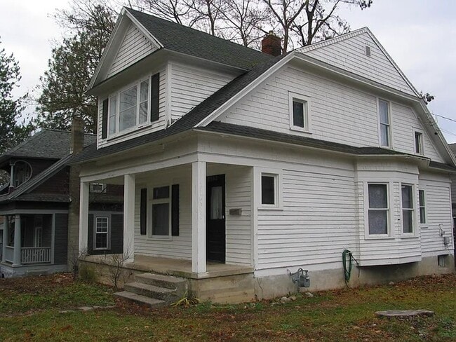 Building Photo - Beautiful 4 bedroom, 2 bath Colonial.