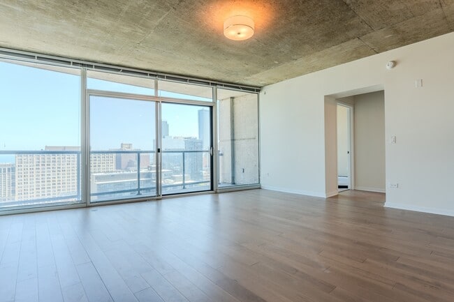 Building Photo - 611 S Wells St