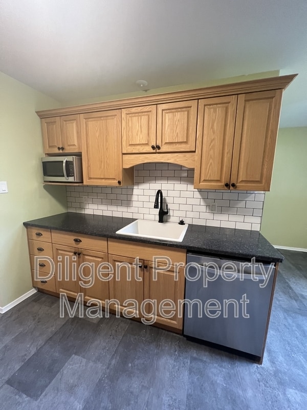 Photo du bâtiment - 1318 Amundsen Ave