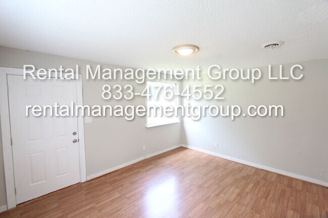 Foto del edificio - Corner lot with Great Curb Appeal!!