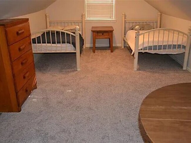 Foto del edificio - 1 Bedroom In A 3 Bedroom House Available F...