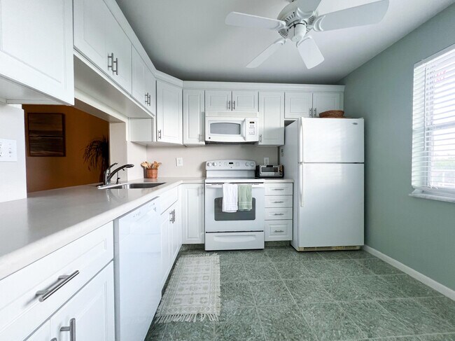 Building Photo - 900 Dogwood Dr