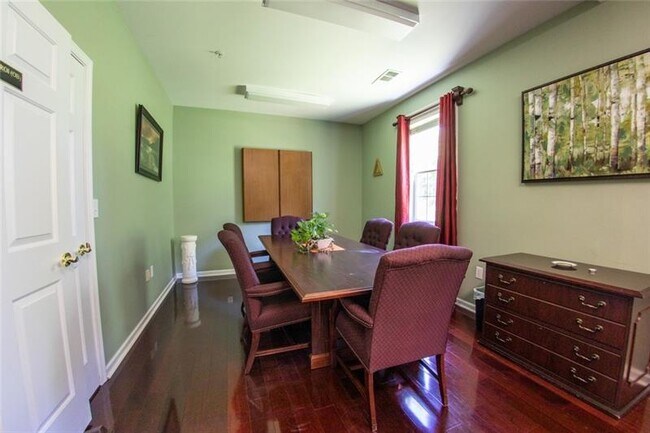 Foto del edificio - 1060 Powers Pl