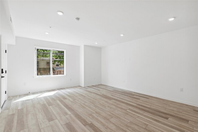 Building Photo - 890-892 N 42nd St