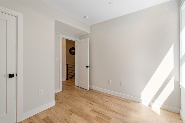 Building Photo - 275 Webster St