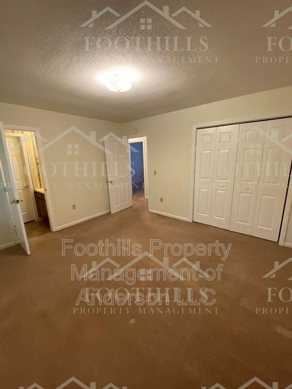 Building Photo - 502 Woodcrest Dr