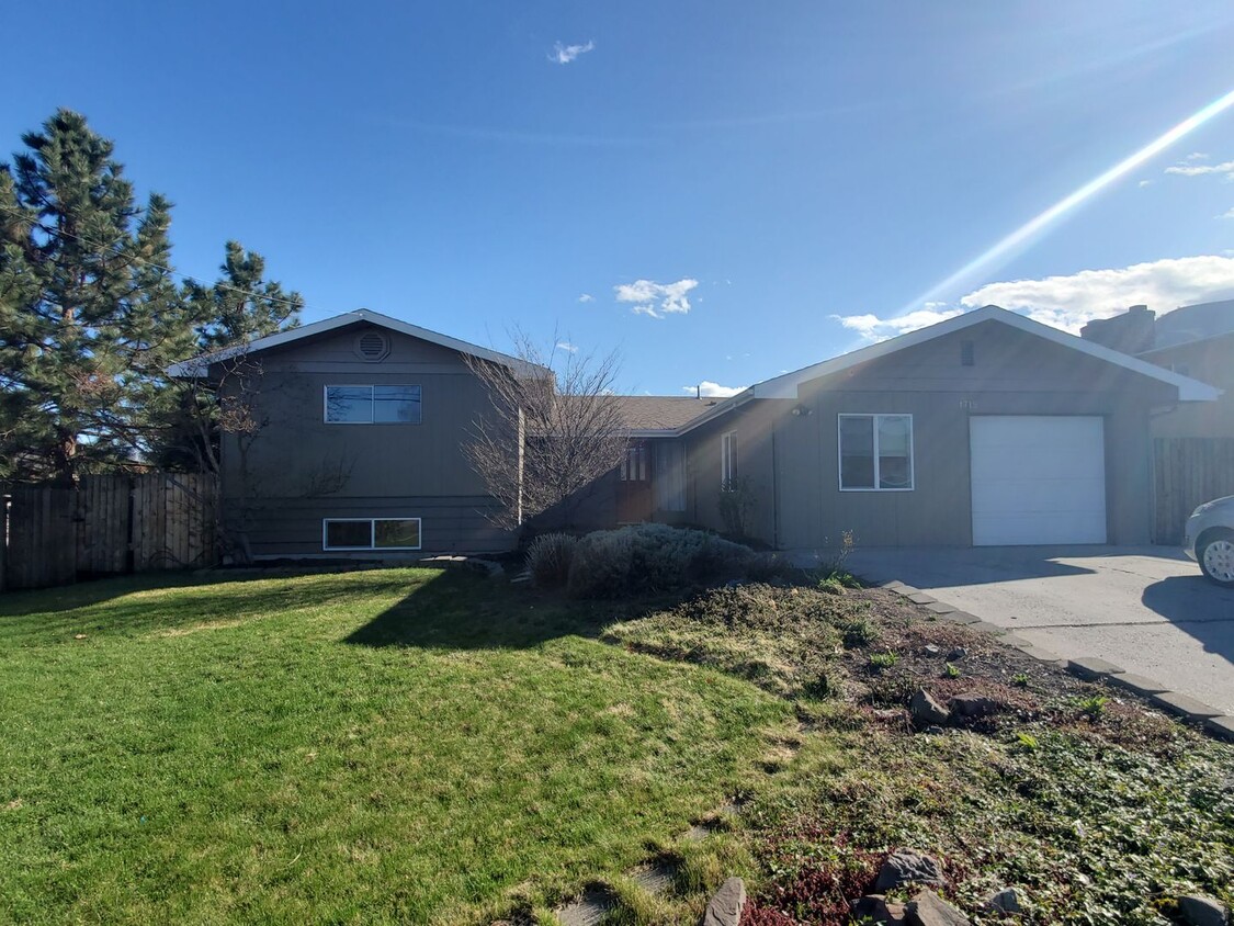 Primary Photo - Large 5 Bedroom Available & Half Off The F...