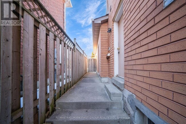 Building Photo - 5 Claresholme Dr