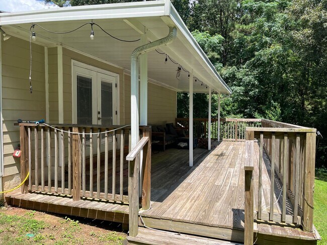 Building Photo - Harris County-Near I-185, 3 Bedrooms and 2...