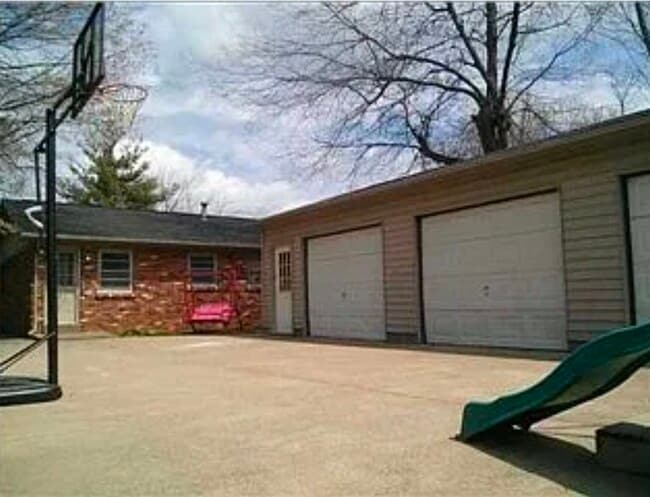 Building Photo - 2257 E Eichel Ave