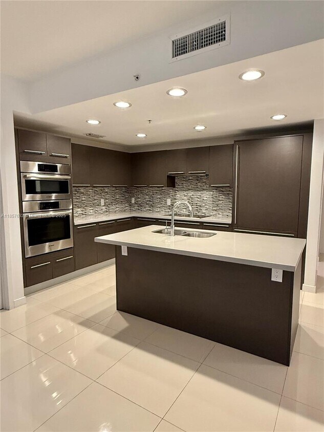 Foto principal - 7661 NW 107th Ave