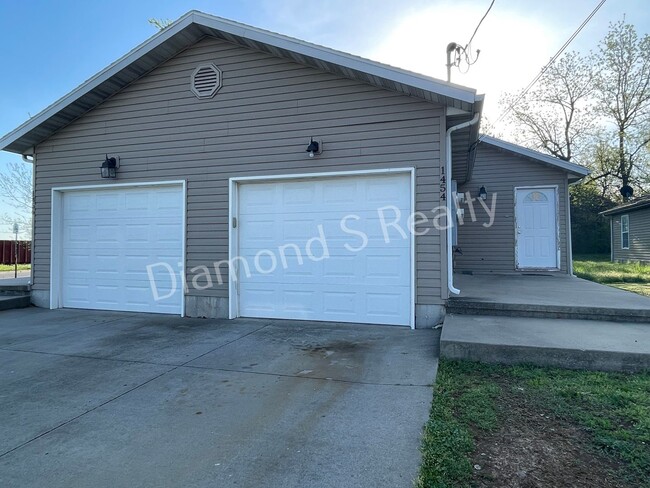 Building Photo - 3 Bedroom Duplex Available!