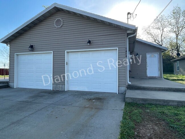 Foto del edificio - 3 Bedroom Duplex Available!