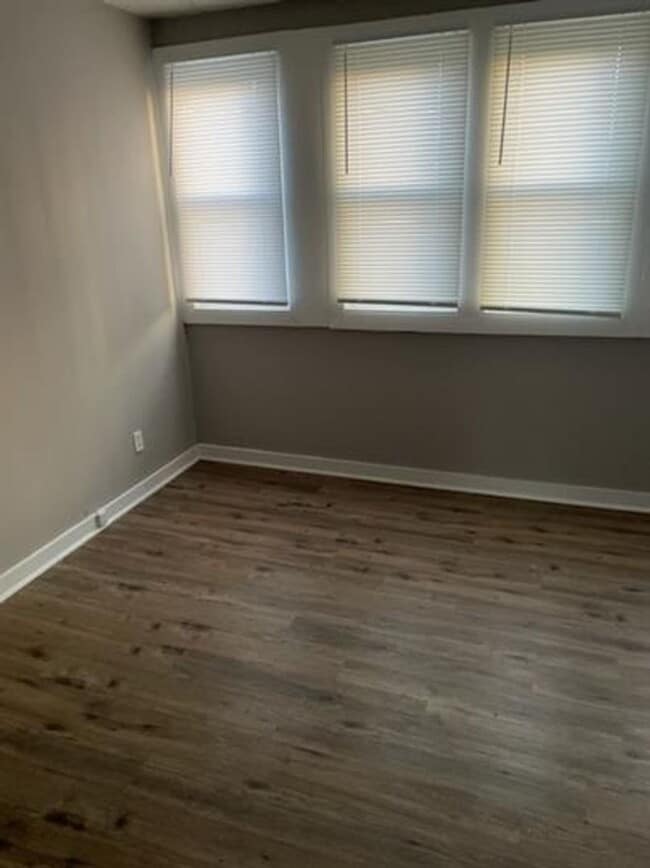 Building Photo - 605 N Prairie St