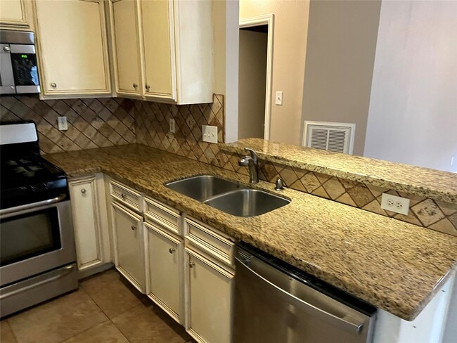 Building Photo - 21747 Deep Pines Dr