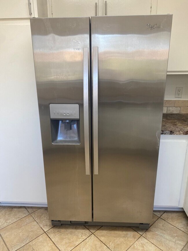 Building Photo - 3BR 2BA bath condo located at Adams and Bu...