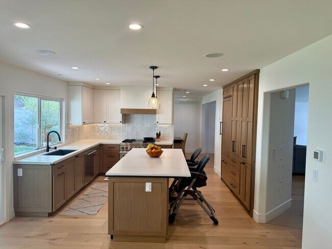 Building Photo - Spacious 6BR House in La Jolla