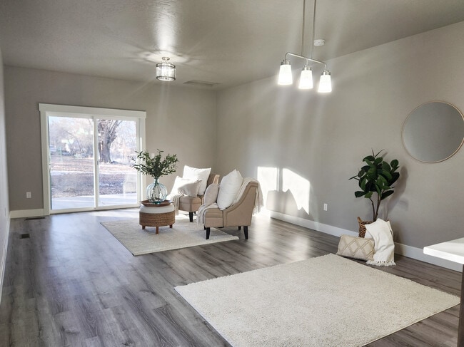 Building Photo - 406 S 11th St